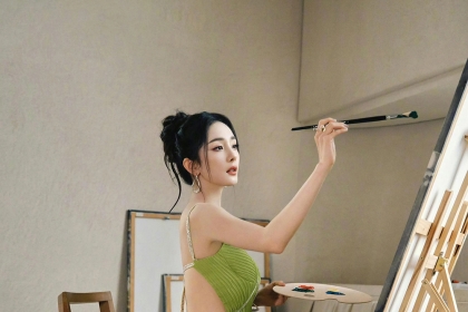 杨幂绿色风写真｜把春天的温柔穿在身上，这才是女性该有的模样！
