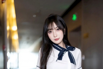 秀人网美女模特林星阑深色制服搭配魅惑黑丝性感写真