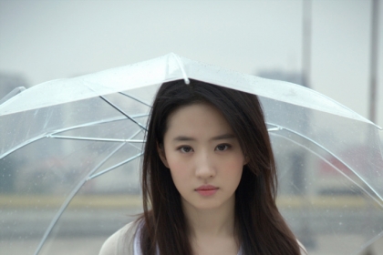 刘亦菲年轻时的清纯​​​写真，网友称这才是真正的天生丽质，颜值惊艳引发热议