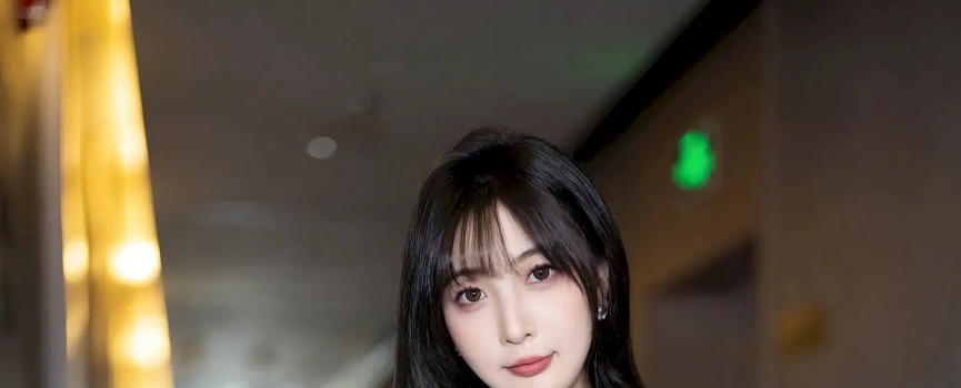 秀人网美女模特林星阑深色制服搭配魅惑黑丝性感写真