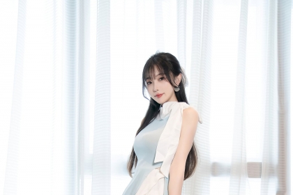 美女模特林星阑蓝白色连衣短裙白色丝袜性感写真