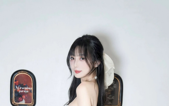 网红模特林星阑白色短裙搭配白色丝袜性感写真