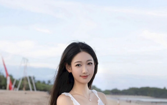 美女模特唐安琪白色长裙，赤脚踩在巴厘岛沙滩上随拍