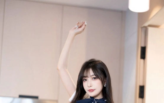 美女模特林星阑深色制服搭配魅惑黑丝性感写真