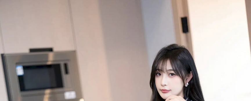 美女模特林星阑深色制服搭配魅惑黑丝性感写真