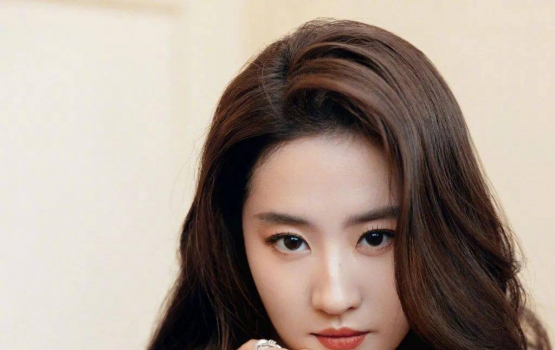 刘亦菲大波浪长卷发，绝美深V花瓣长裙时尚照，雍容华贵气质优雅