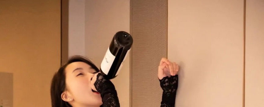 美女summer宝宝大秀美腿，慵懒表情真是太迷人了