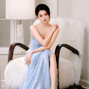 关晓彤身穿蓝色抹胸开叉长裙，大秀修长美腿太迷人