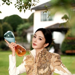 传统与时尚交融，杨幂在写真中尽显东方佳人风采