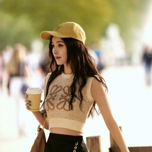 杨幂穿背心配黑裙露蛮腰 戴棒球帽休闲随性