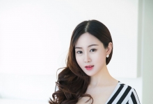 宅男女神易阳ELLY，低胸性感黑白条纹紧身长裙时尚前卫穿搭，展示魔鬼般完美身材