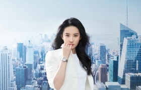仙女姐姐刘亦菲变身气质女神养眼全白西装酷飒帅气，御姐风美艳动人