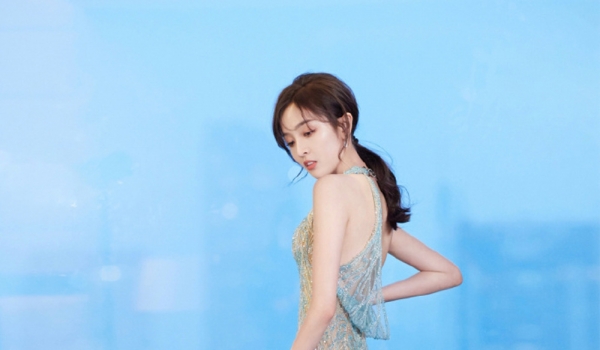 吴宣仪身着白色钻边刺绣薄纱为什么那么性感？长裙仙气十足精致又性感