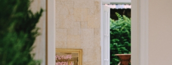 关晓彤身穿蓝色抹胸开叉长裙，大秀修长美腿太迷人