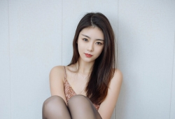 极品诱惑美少妇大秀黑丝美腿，高颜值白皙皮肤性感迷人写真 ... ...