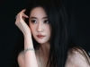 刘亦菲一袭翩翩绿裙，似小荷才露尖角，于凌冬中绽放无限昂扬生机与活力，活力满满。