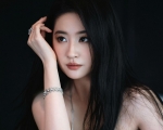 刘亦菲一袭翩翩绿裙，似小荷才露尖角，于凌冬中绽放无限昂扬生机与活力，活力满满。