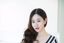 宅男女神易阳ELLY，低胸性感黑白条纹紧身长裙时尚前卫穿搭，展示魔鬼般完美身材