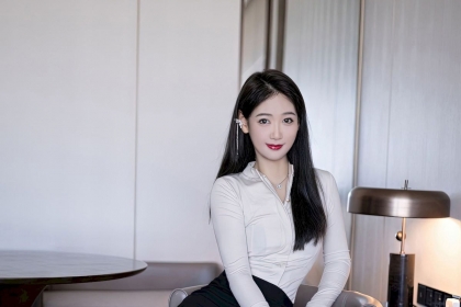 性感美女模特唐安琪白色上衣搭配吊带黑丝短裙性感写真