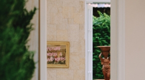 关晓彤身穿蓝色抹胸开叉长裙，大秀修长美腿太迷人