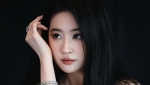 刘亦菲一袭翩翩绿裙，似小荷才露尖角，于凌冬中绽放无限昂扬生机与活力，活力满满。