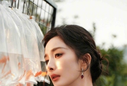 杨幂银色写真：大胆露背晚礼服 气质太顶了
