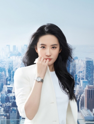 仙女姐姐刘亦菲变身气质女神养眼全白西装酷飒帅气，御姐风美艳动人