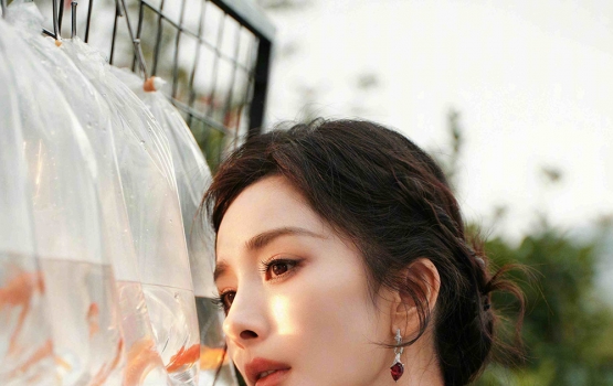 杨幂银色写真：大胆露背晚礼服 气质太顶了