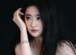 刘亦菲一袭翩翩绿裙，似小荷才露尖角，于凌冬中绽放无限昂扬生机与活力，活力满满。