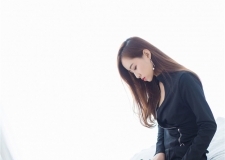 气质女神穿上肉色丝袜呈现美腿魅力诱人魅力