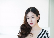 宅男女神易阳ELLY，低胸性感黑白条纹紧身长裙时尚前卫穿搭，展示魔鬼般完美身材