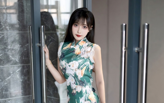 美女模特林星阑一袭旗袍搭配白丝美腿，让人眼前一亮