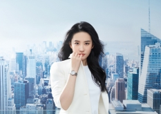 仙女姐姐刘亦菲变身气质女神养眼全白西装酷飒帅气，御姐风美艳动人