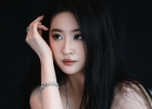 刘亦菲一袭翩翩绿裙，似小荷才露尖角，于凌冬中绽放无限昂扬生机与活力，活力满满。