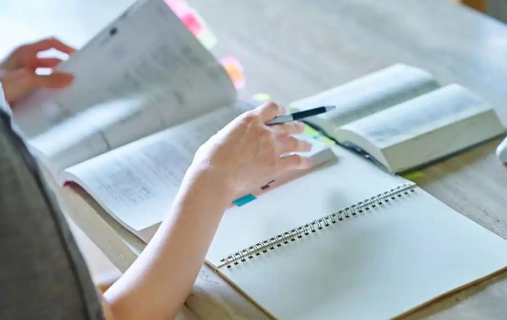 还敢讨价还价!你已经两天没交作业了!叫家长