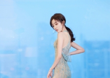 吴宣仪身着白色钻边刺绣薄纱为什么那么性感？长裙仙气十足精致又性感