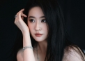 刘亦菲一袭翩翩绿裙，似小荷才露尖角，于凌冬中绽放无限昂扬生机与活力，活力满满。