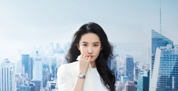 仙女姐姐刘亦菲变身气质女神养眼全白西装酷飒帅气，御姐风美艳动人