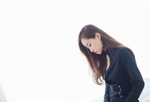 气质女神穿上肉色丝袜呈现美腿魅力诱人魅力