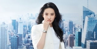 气质女神刘亦菲养眼全白西装酷飒帅气,御姐