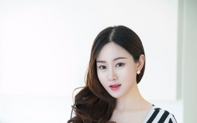 宅男女神易阳ELLY，低胸性感黑白条纹紧身长裙时尚前卫穿搭，展示魔鬼般完美身材