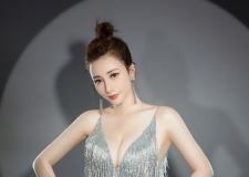 柳岩聚光灯下的提线木偶写真#不潮不出街#柳腰花态万千耀眼迷人