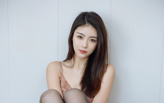 极品诱惑美少妇大秀黑丝美腿，高颜值白皙皮肤性感迷人写真 ... ...