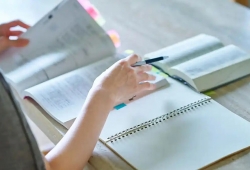 还敢讨价还价!你已经两天没交作业了!叫家长