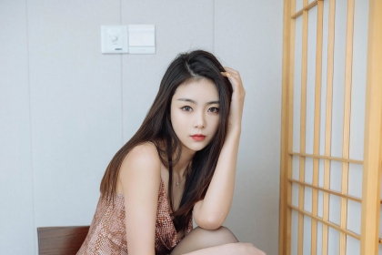 极品诱惑美少妇大秀黑丝美腿，高颜值白皙皮肤性感迷人写真