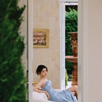 关晓彤身穿蓝色抹胸开叉长裙，大秀修长美腿太迷人