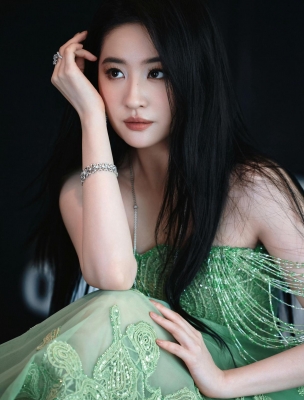 刘亦菲一袭翩翩绿裙，似小荷才露尖角，于凌冬中绽放无限昂扬生机与活力，活力满满。