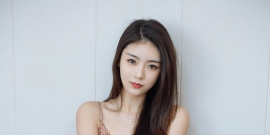极品诱惑美少妇大秀黑丝美腿，高颜值白皙皮肤性感迷人写真 ... ...