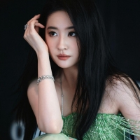 刘亦菲一袭翩翩绿裙，似小荷才露尖角，于凌冬中绽放无限昂扬生机与活力，活力满满。