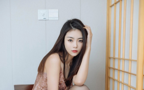 极品诱惑美少妇大秀黑丝美腿，高颜值白皙皮肤性感迷人写真